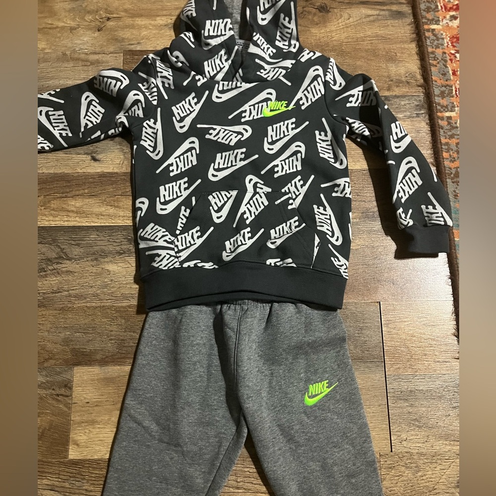 Nike gray sweatsuit 2t-3t 20$
